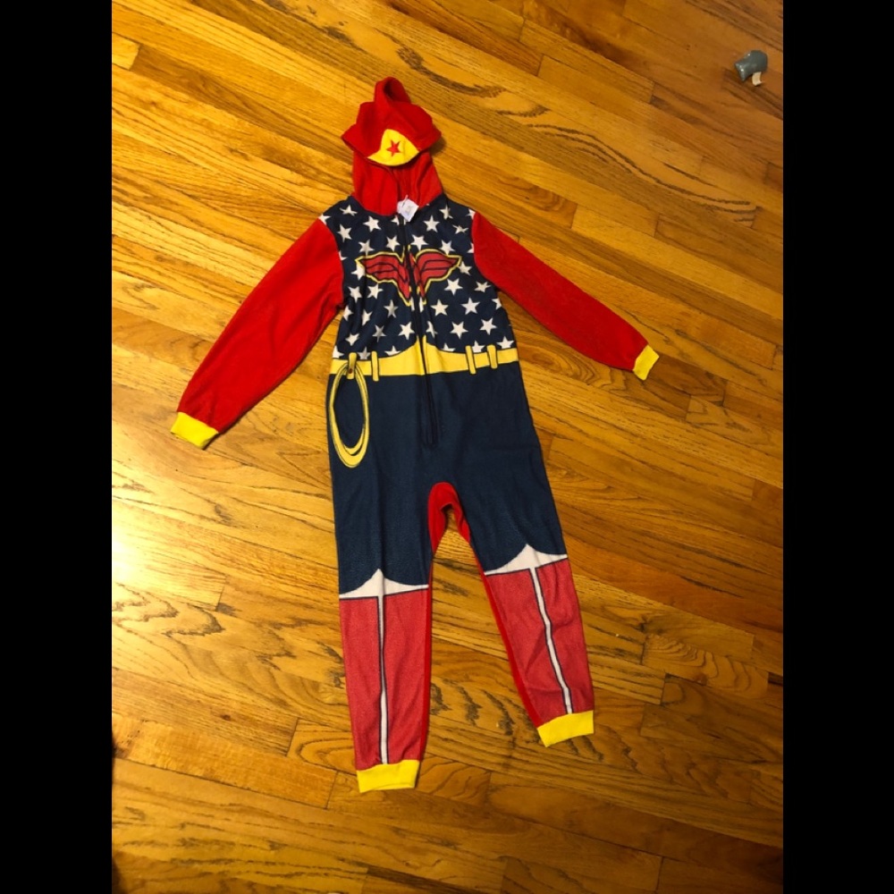 COPY - Wonder women girls sleeper sz 6/6x prelove…